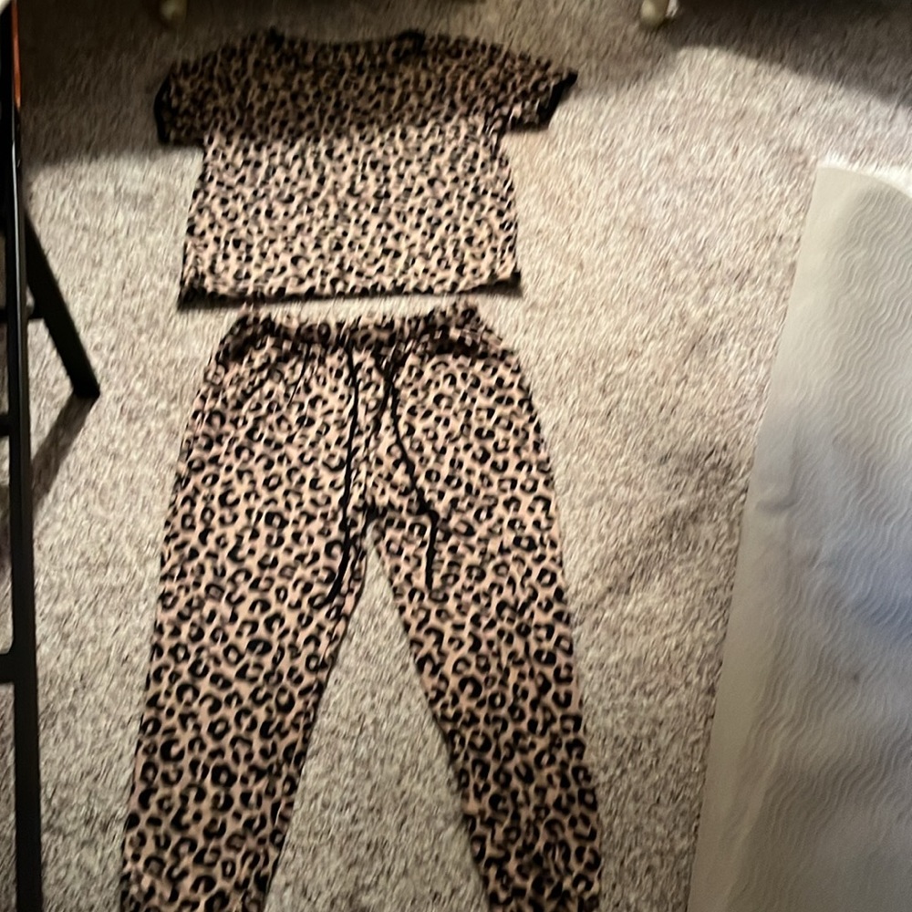 Kate Spade women’s leopard 2 piece pajamas size medium